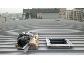 業主：高雄醫學大學
工程：屋頂新建
採用：不銹鋼板(金屬浪板)
